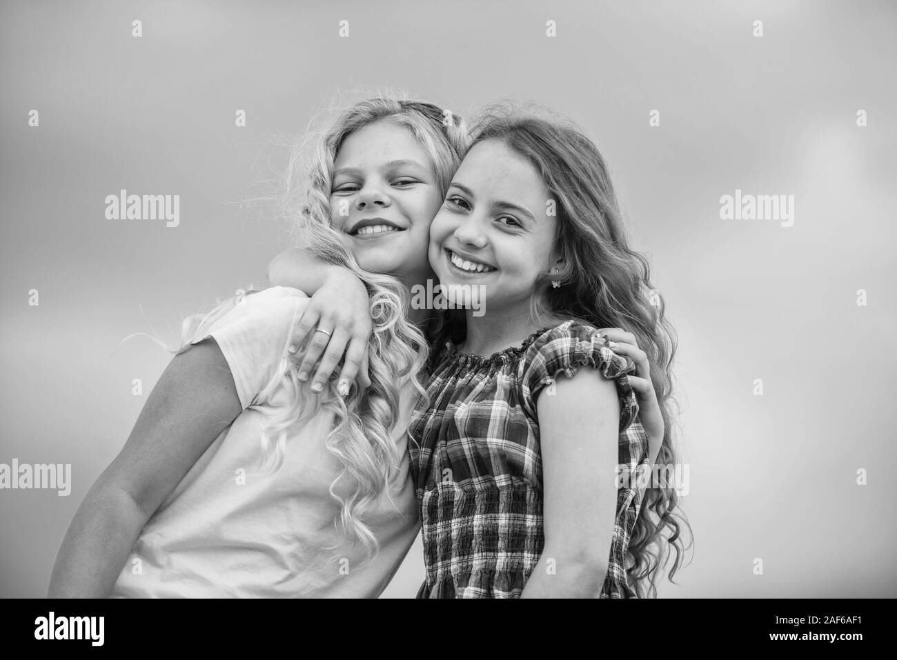 L Amitie Et De Solidarite Entre Femmes Concept Les Petites Filles Embrasser De Plein Air Saison D Automne Bonne Journee Pour Enfants L Amour Ma Famille Petite Fille Sont Des Amis D Ecole Bonne Humeur A