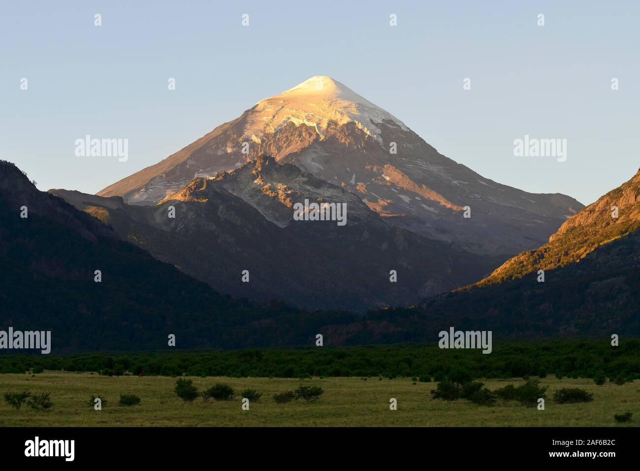 Soleil du soir sur le Volcan Lanin, Parc National Lanin, province de Neuquen, Argentine Banque D'Images