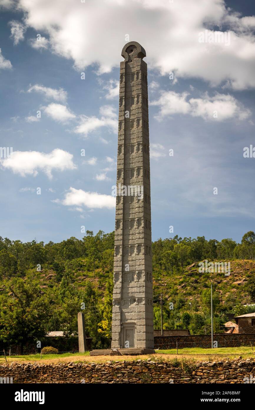 L'Éthiopie, du Tigré, Axoum (stèles d'Axoum), Park, 25m de haut de la Stèle romaine, volé par l'Italie au cours de l'occupation coloniale est retourné en 2005 Banque D'Images