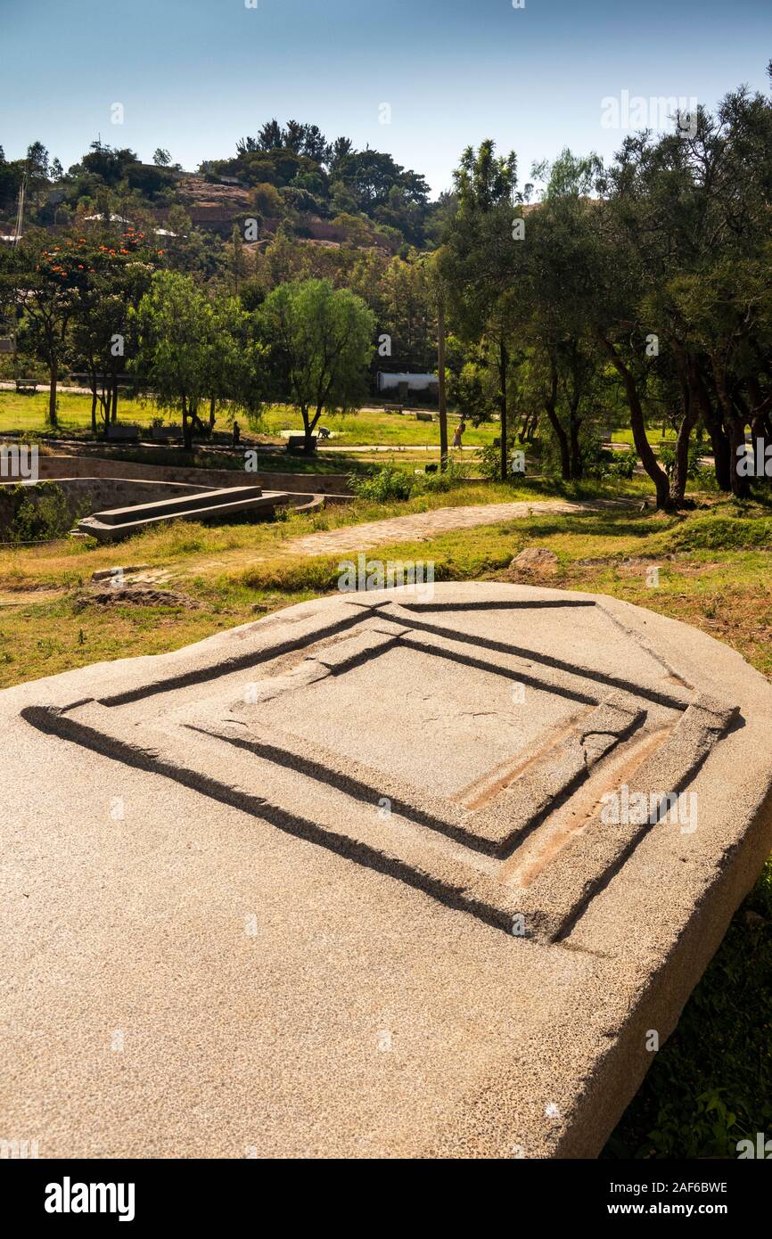 L'Éthiopie, du Tigré, Axoum (stèles d'Axoum), Parc, a renversé la stèle sculptée avec motif maison Banque D'Images