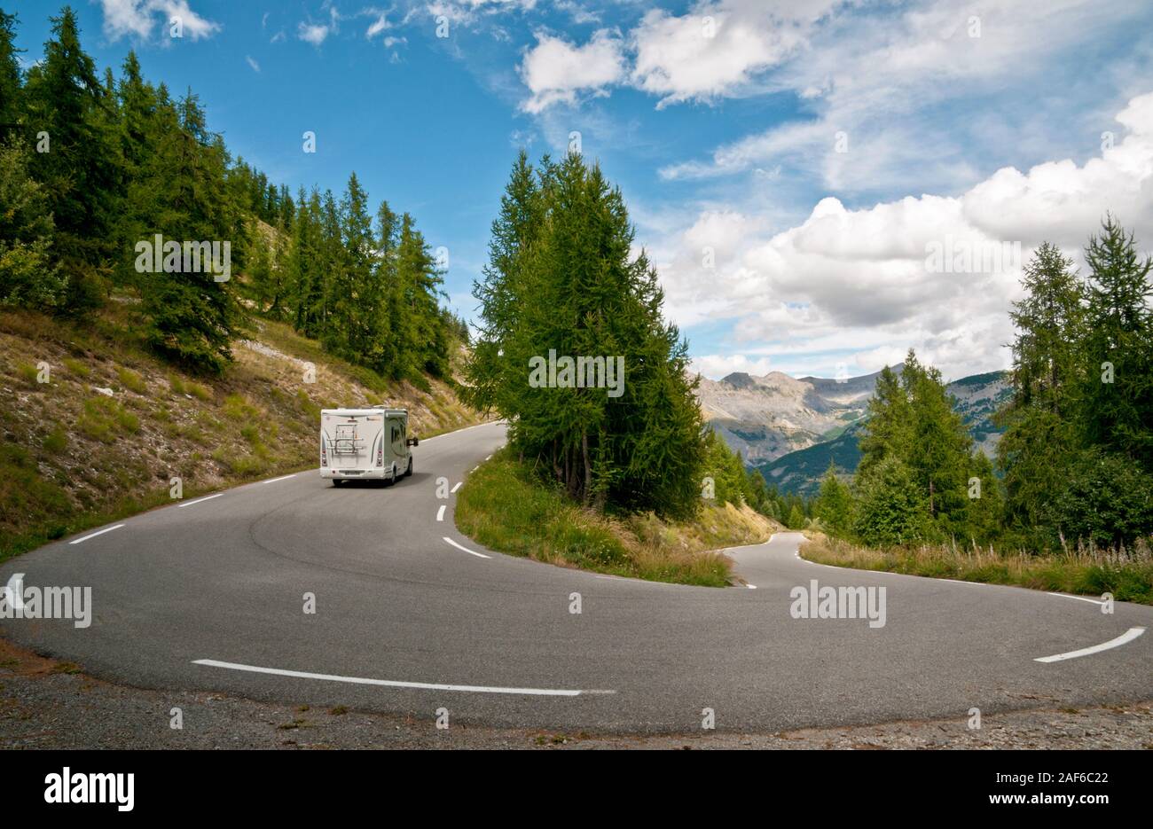 Un camping-car sur la pittoresque route D78 du Col des champs à St Martin  d'Entraunes, Alpes-Maritimes (06), Région Provence-Alpes-Côte d'Azur,  France Photo Stock - Alamy