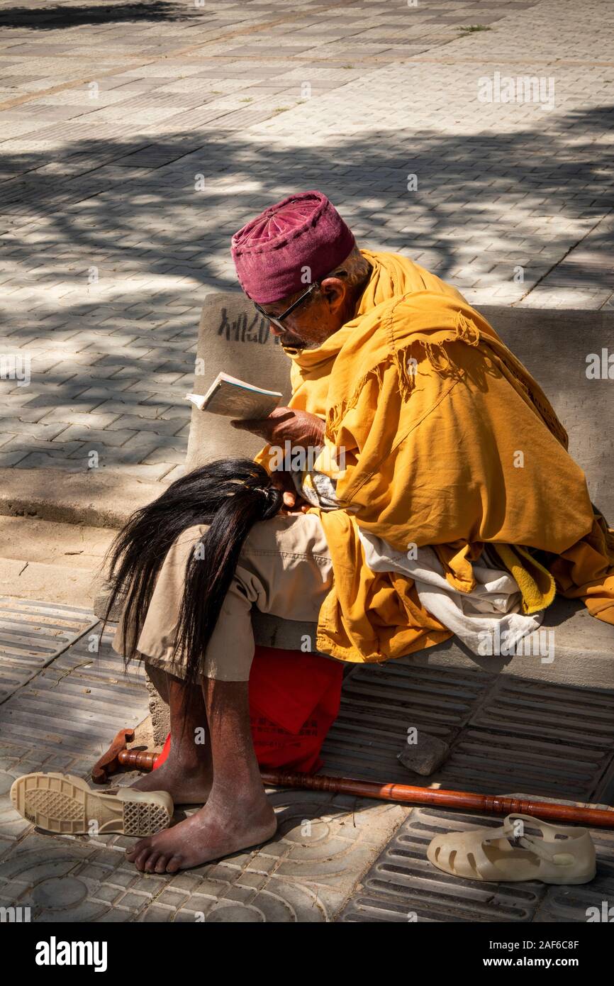 L'Éthiopie, du Tigré, Axoum Axoum (), Maryam Tsion, moine du monastère Cathédrale reading bible en soleil Banque D'Images