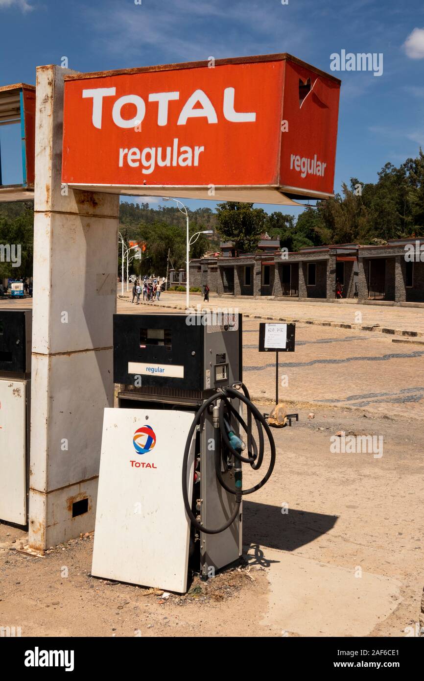 L'Éthiopie, du Tigré, Axoum Axoum (), vieux quartier, Daero Square, station essence total, les pompes à carburant Banque D'Images