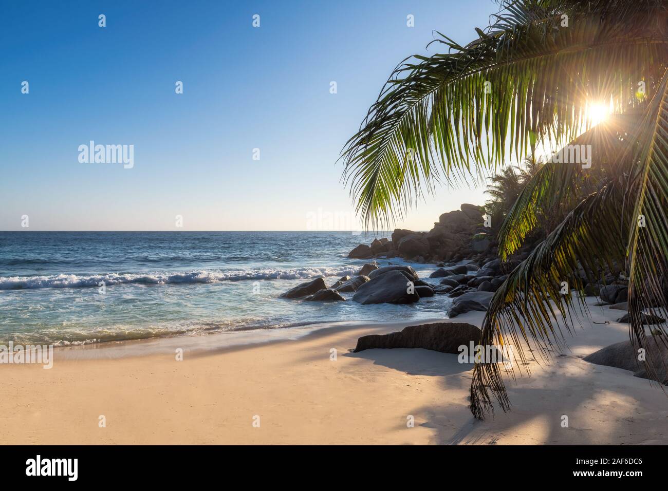 Coucher du soleil à exotic tropical beach Banque D'Images