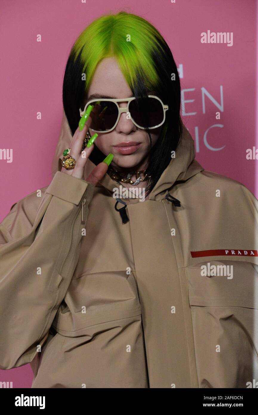 Los Angeles, United States. 13 Décembre, 2019. Auteur-compositeur-interprète Billie Eilish arrive pour la 14e conférence annuelle de Billboard Women in Music event au Hollywood Palladium de Los Angeles le jeudi 12 décembre 2019. Taylor Swift est devenue la première récipiendaire du Billboard Femme de la Décennie. Alanis Morissette, Nicki Minaj, Mase et Roc nation chef de l'exploitation Desiree Perez ont également été honorés lors de la collecte. Photo par Jim Ruymen/UPI UPI : Crédit/Alamy Live News Banque D'Images