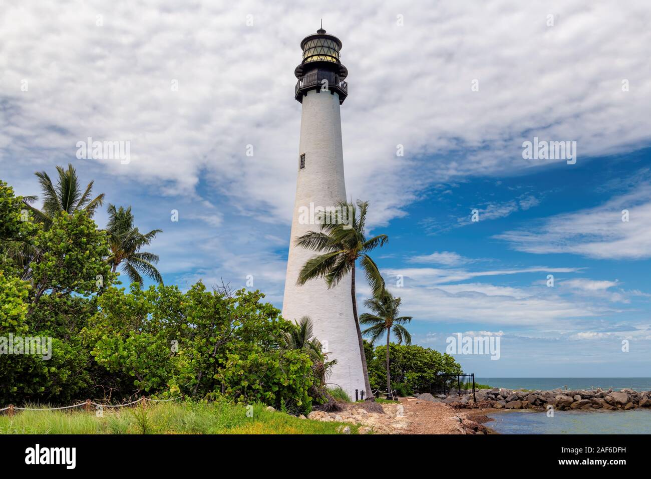 Le phare de Cape Florida sur la plage Banque D'Images