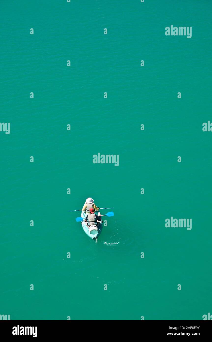 Couple rowing canoe, Parc Naturel Régional du Verdon, Var (83), Région Provence-Alpes-Côte d'Azur, France. Banque D'Images
