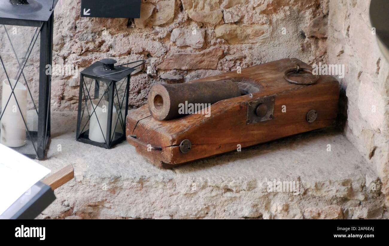 Une arme médiévale originale sur châssis en bois Banque D'Images