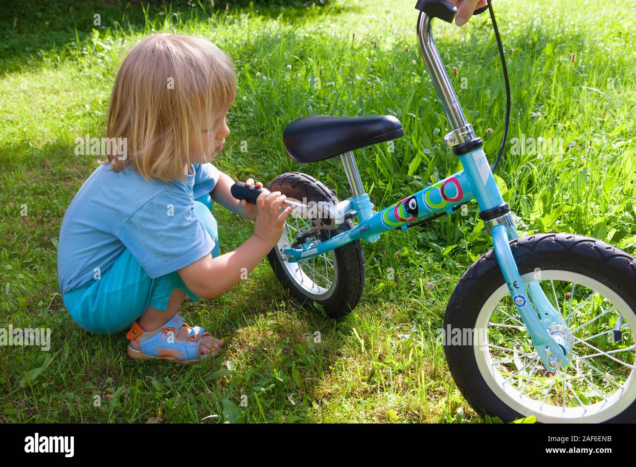 Garçon la réparation de vélo dans le jardin Banque D'Images