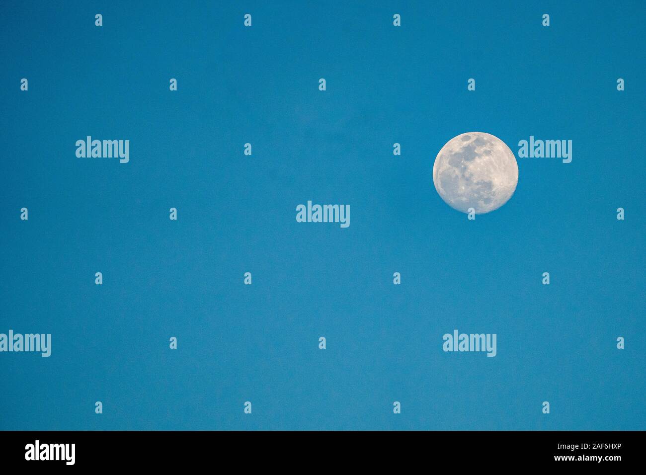 Lune de jour complet avec un fond de ciel bleu Banque D'Images