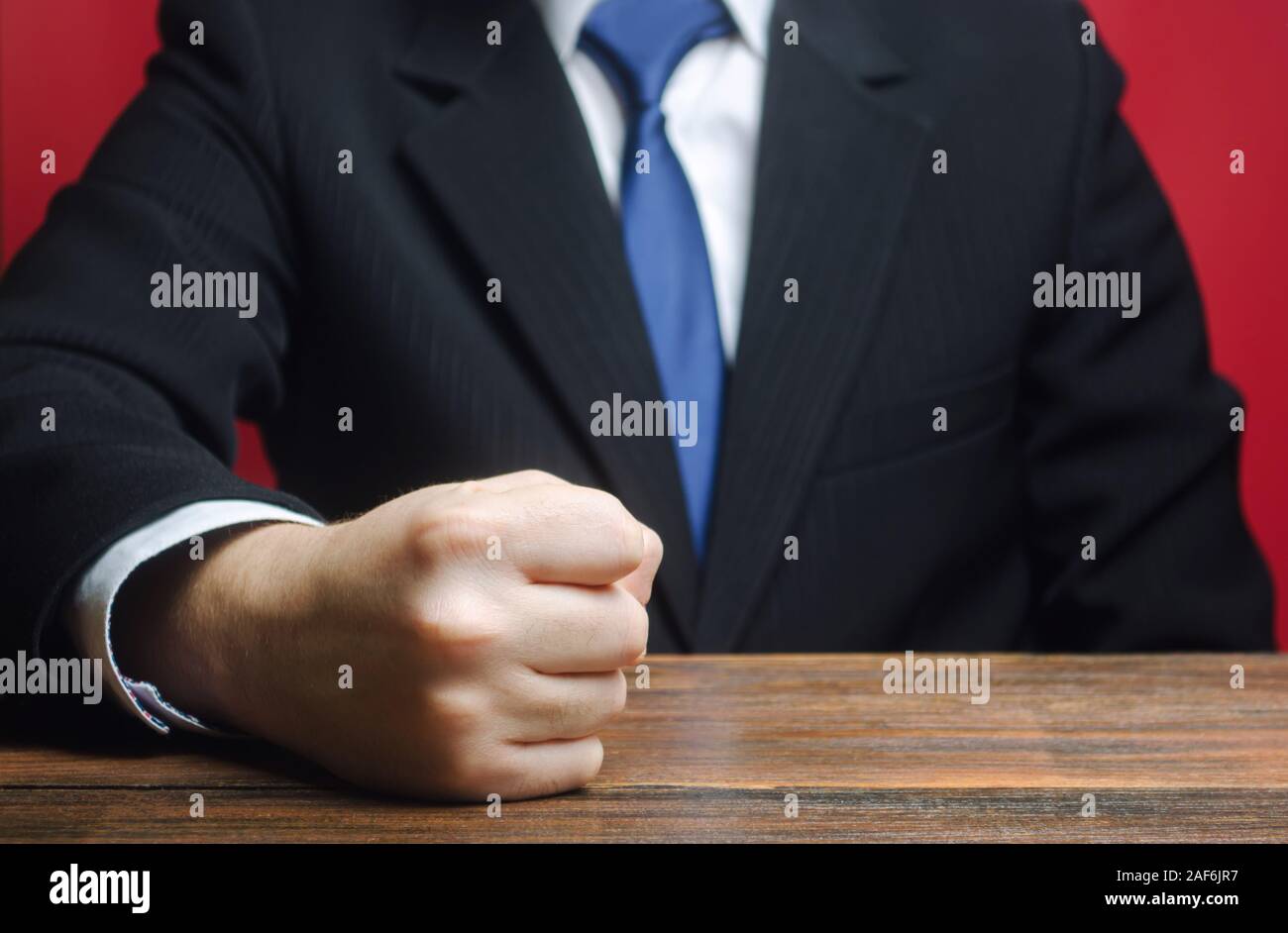 Un homme d'un coup de poing la table. Fin de la patience. Impossible de le supporter. Une attaque de la colère, le stress. Un geste décisif, émotionnel. C'est assez ! Cho Banque D'Images