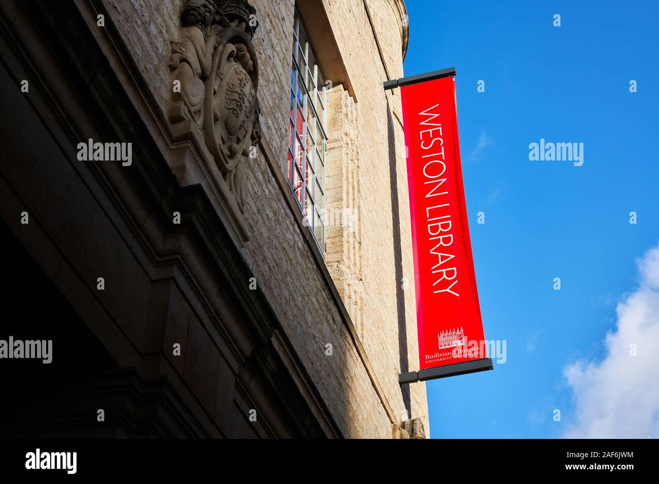 Panneau rouge sur le mur extérieur de la bibliothèque de Weston, Université d'Oxford, en Angleterre. Banque D'Images