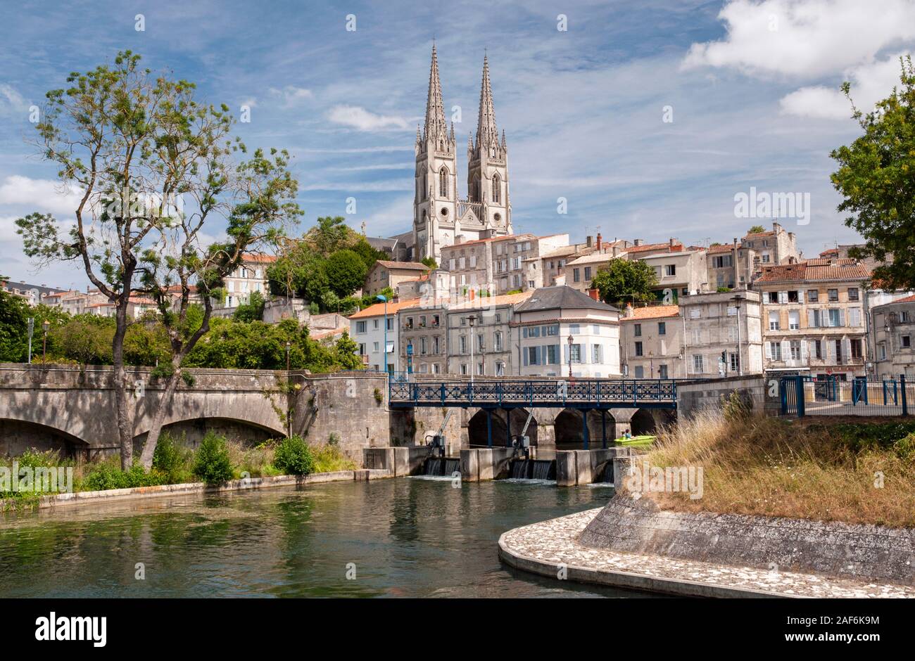 Voir l'église de Saint-André et Sèvre Niortaise river bank, Niort, Deux-Sèvres (79), France, Nouvelle-Aquitaine Banque D'Images