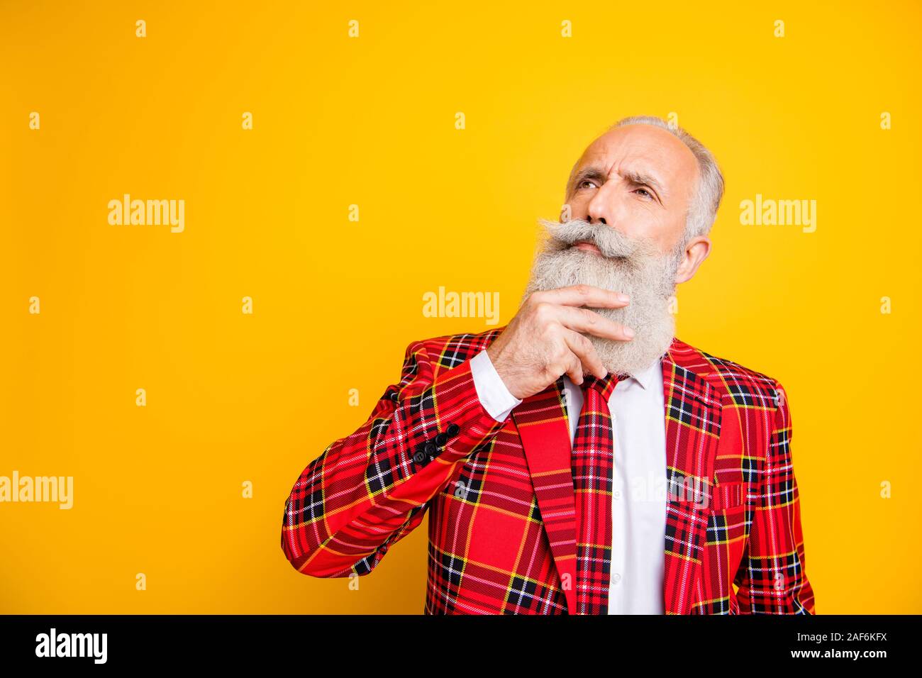Photo de papy guy modèle élégant cool la réflexion profonde main sur menton  à l'espace vide du tartan rouge vêtements cravate blazer couleur jaune  isolé Photo Stock - Alamy