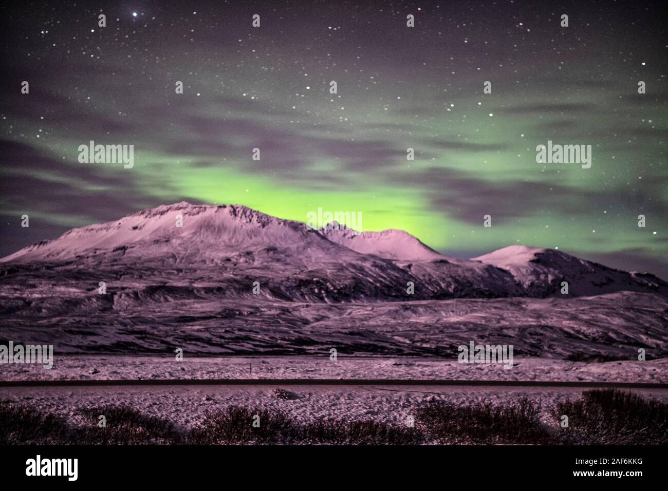 Des lumières du Nord au-dessus de la montagne à Reykjavik en Islande, Aurora Polaris, également connu sous le nom de Northern Lights Aurora Borealis, Banque D'Images