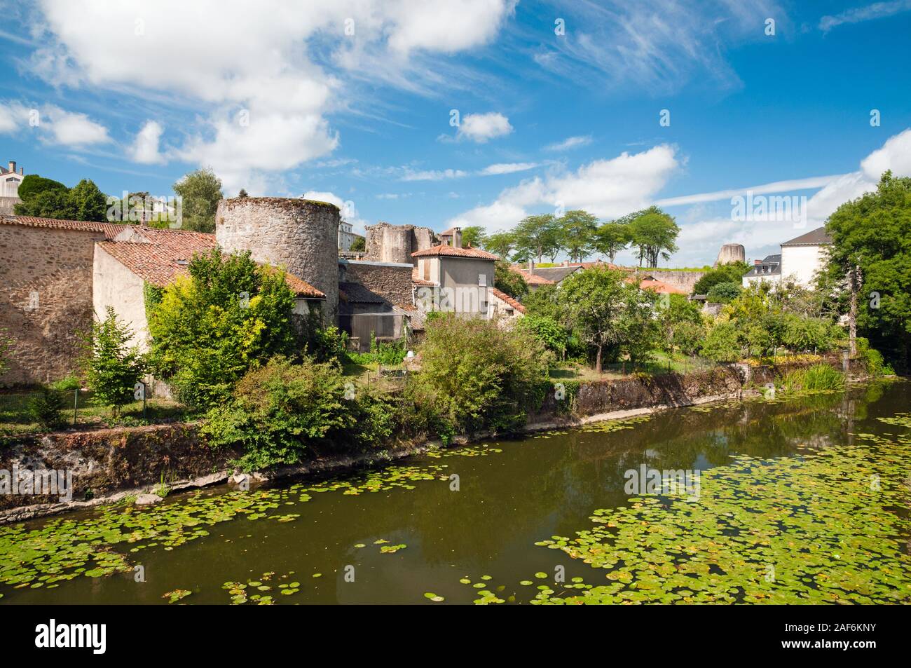 Le Thouet berge, dans la ville médiévale de Parthenay, Deux-Sèvres (79), France, Nouvelle-Aquitaine Banque D'Images