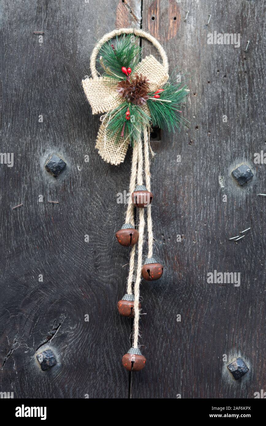 Couronne de porte décorative de Noël de Hesse et de cloches. Banque D'Images