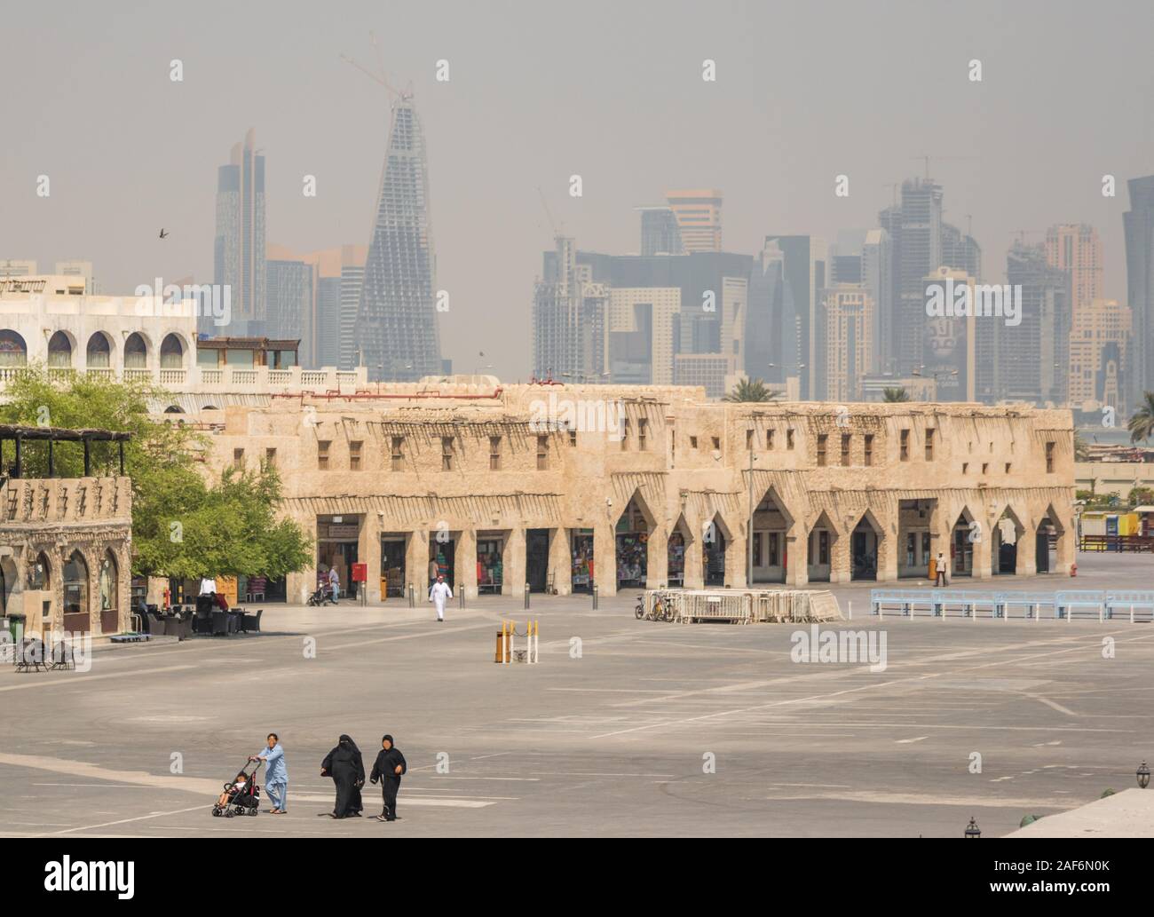 Célèbre pour la vente de vêtements traditionnels, épices, artisanat et souvenirs, le Souq Waqif est le plus populaire et le marché animé de Doha Banque D'Images