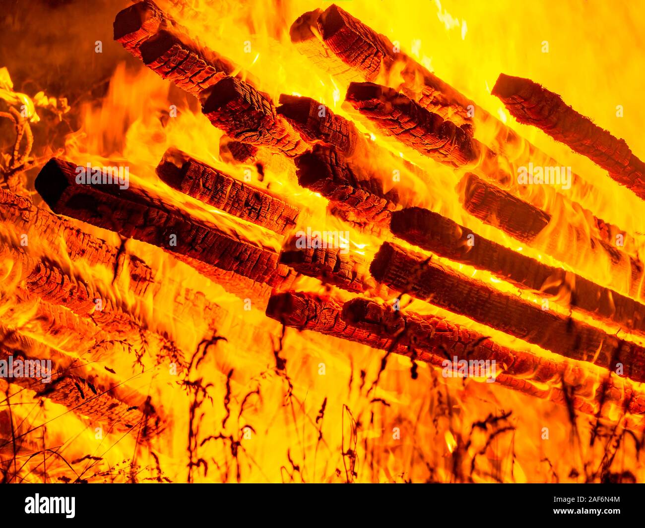 Un grand feu de l'enfer au milieu de la nature Banque D'Images