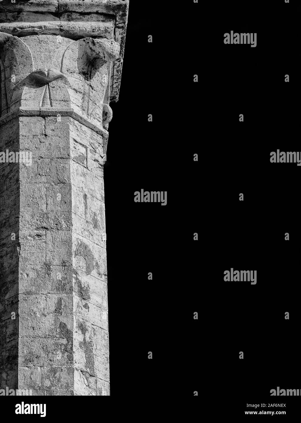 L'architecture médiévale de Pérouse. Colonne de marbre ancien (noir et blanc avec copie espace) Banque D'Images