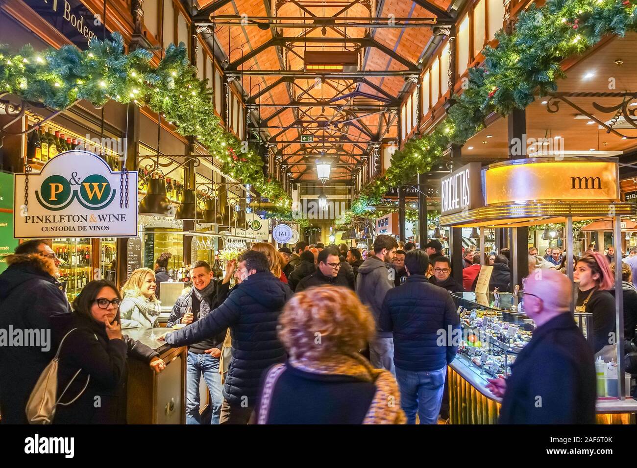 Mercado San Miguel de Madrid, Espagne est occupé avec les gens. Un marché  couvert qu'on voit ici en décembre avec des guirlandes de Noël décorant les  poutres apparentes Photo Stock - Alamy