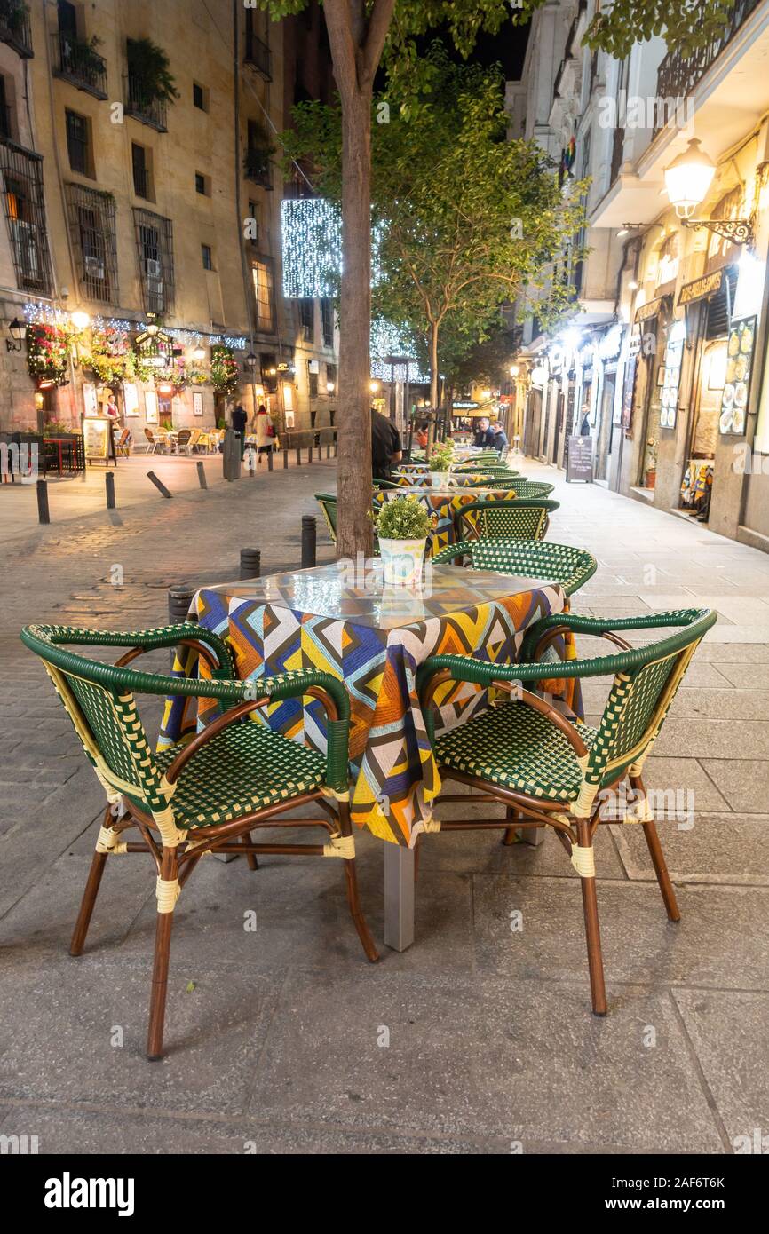 Des tables et des chaises à l'extérieur d'un café à Madrid, Espagne. Banque D'Images