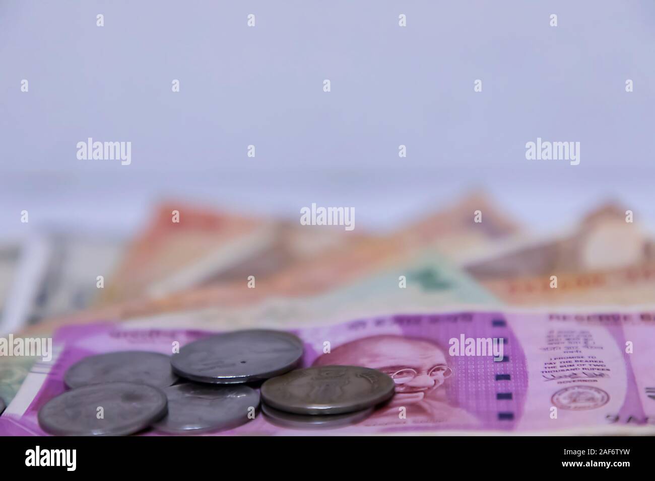Monnaie indienne deux mille cinq cents avec des pièces Banque D'Images