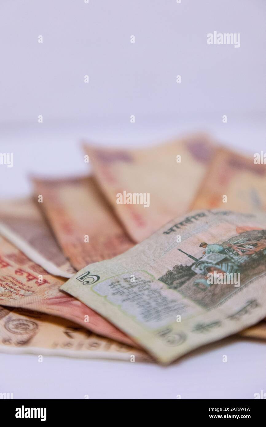 Libre de toute nouvelle monnaie indienne colorée des billets de banque de 5 et 10, 20 roupies - Fond blanc Banque D'Images