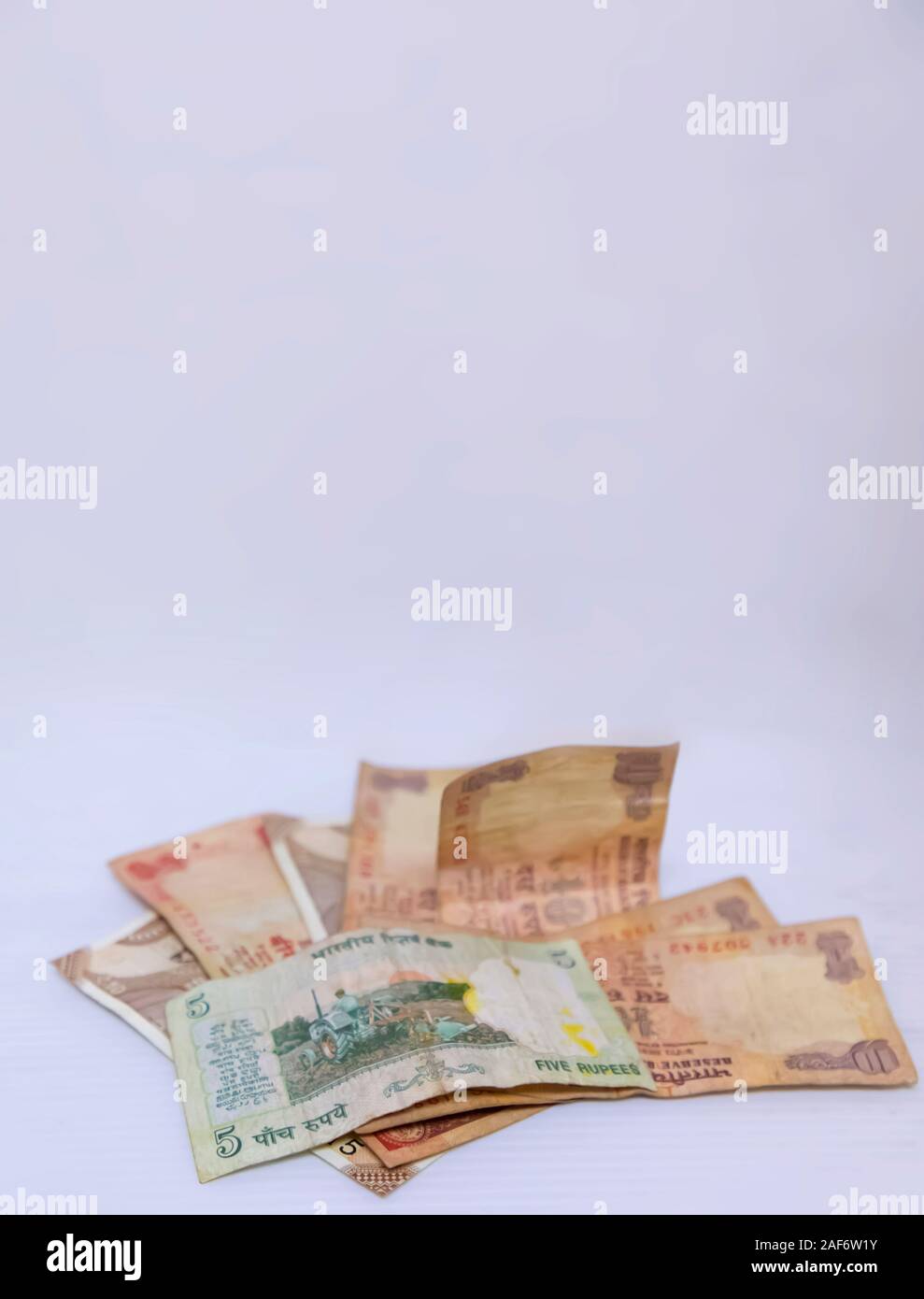 Libre de toute nouvelle monnaie indienne colorée des billets de banque de 5 et 10, 20 roupies - Fond blanc Banque D'Images