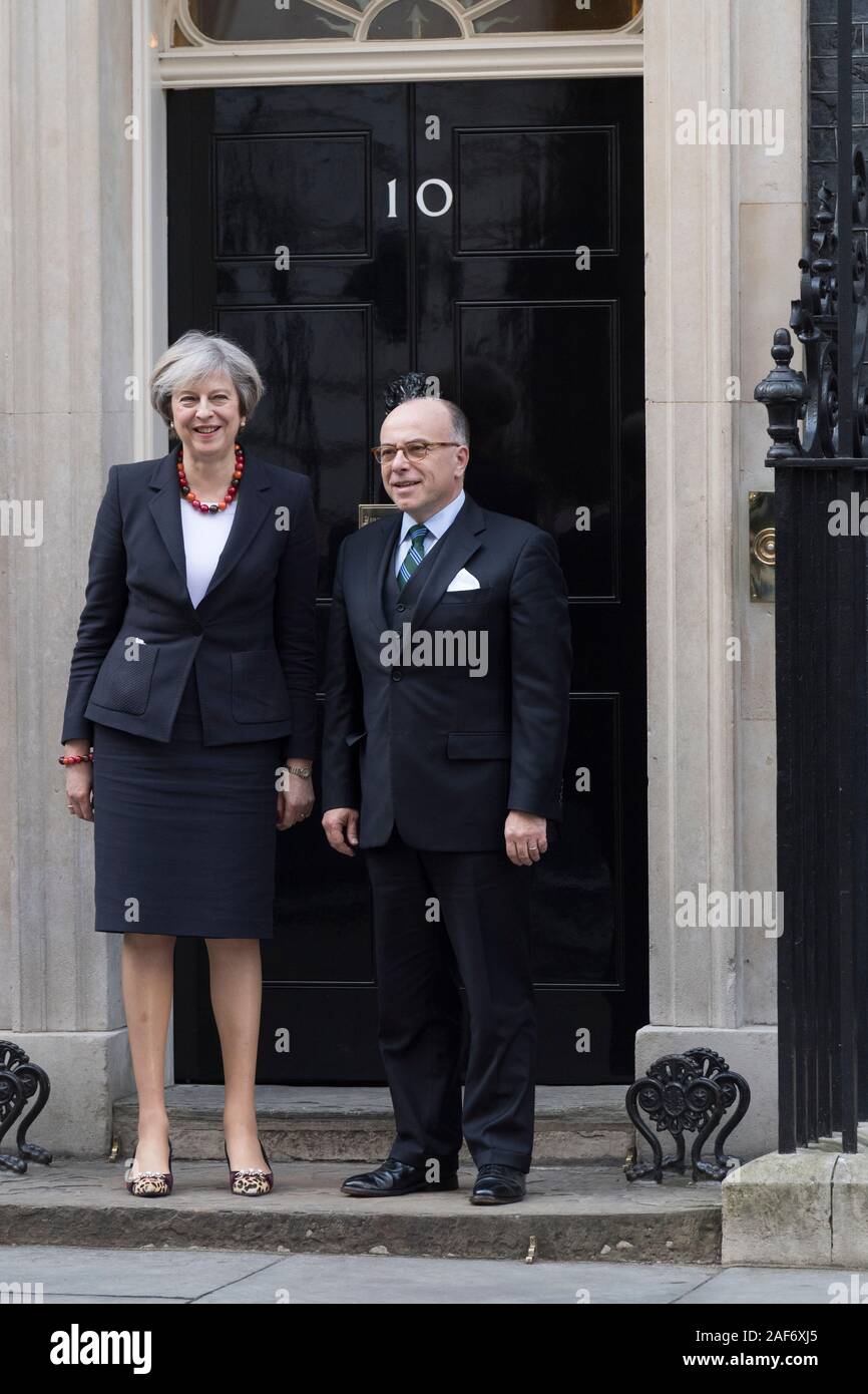 Londres, Grande-Bretagne. 17 Février, 2017. Theresa May, le Premier ministre britannique, de l'accueil Premier ministre français Bernard Cazeneuve, comme il arrive à 10 D Banque D'Images