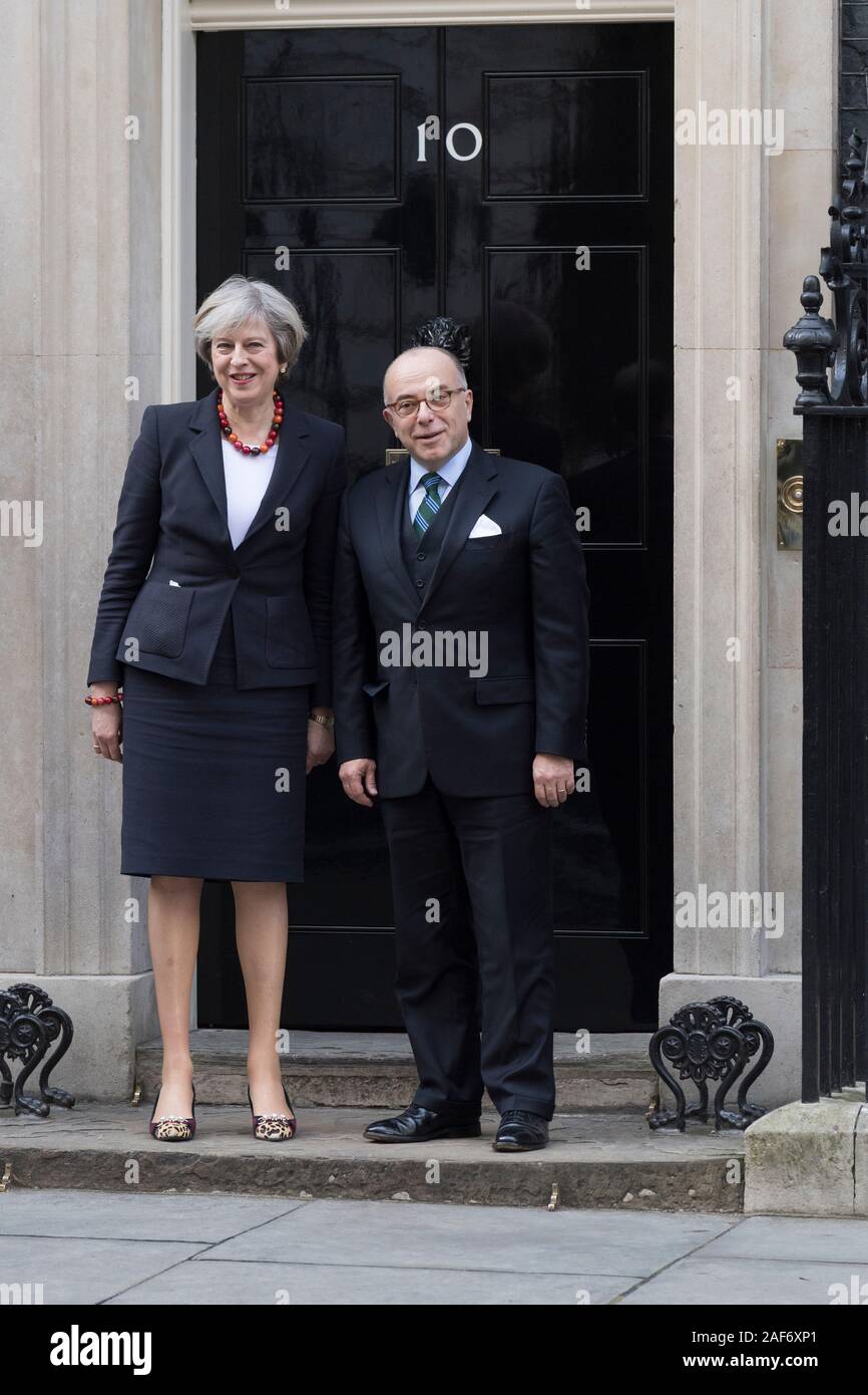 Londres, Grande-Bretagne. 17 Février, 2017. Theresa May, le Premier ministre britannique, de l'accueil Premier ministre français Bernard Cazeneuve, comme il arrive à 10 D Banque D'Images