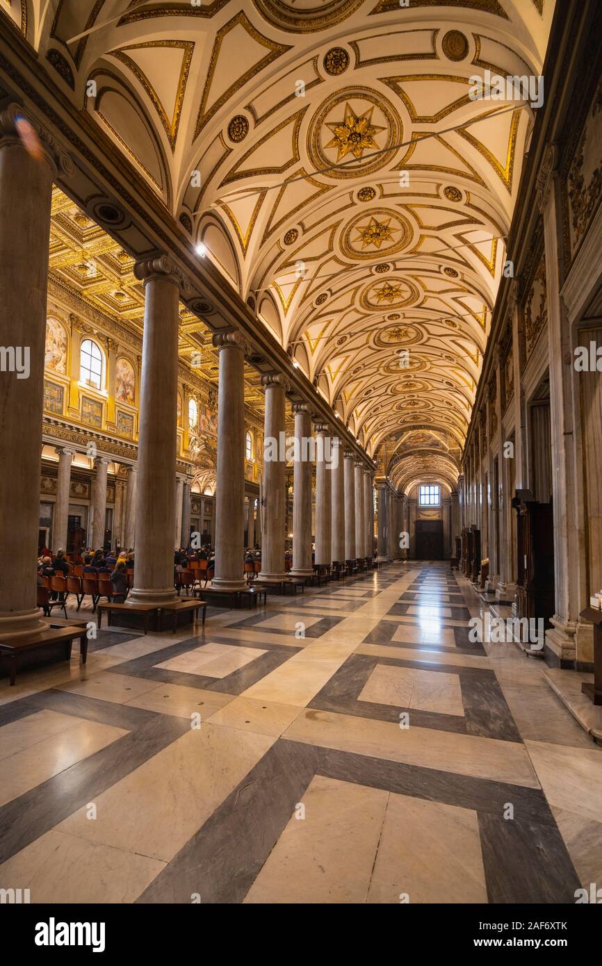 ROME - 15-novembre, 2019 : l'intérieur de la Basilique Saint-Pierre ou San  Pietro in Vatican City, Rome, Italie. Panoranma la renaissance de luxe  intérieur Photo Stock - Alamy