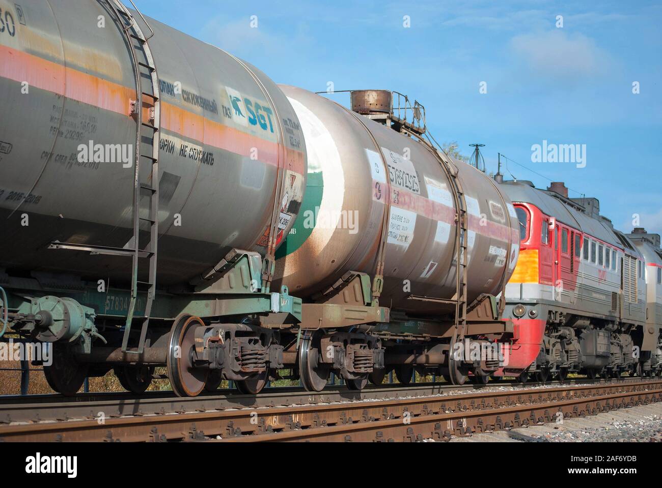 Région de Kaliningrad, Russie - 15 octobre 2017 : Train de wagons de marchandises sur le chemin de fer Banque D'Images