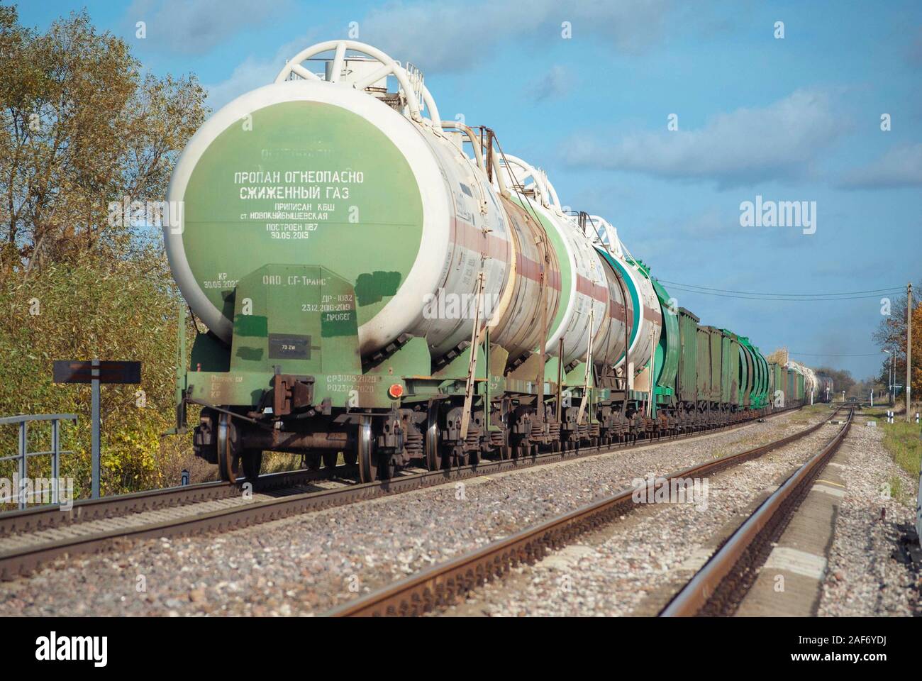 Région de Kaliningrad, Russie - 15 octobre 2017 : Train de wagons de marchandises sur le chemin de fer Banque D'Images