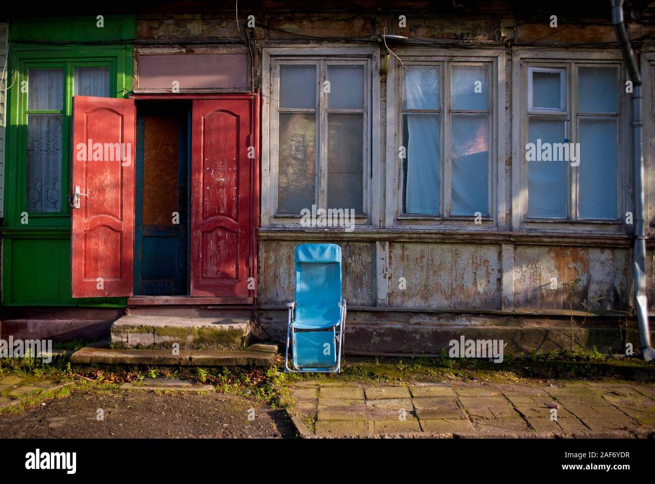 Façade d'une vieille maison en bois, entrée et fenêtres du rez-de-chaussée Banque D'Images