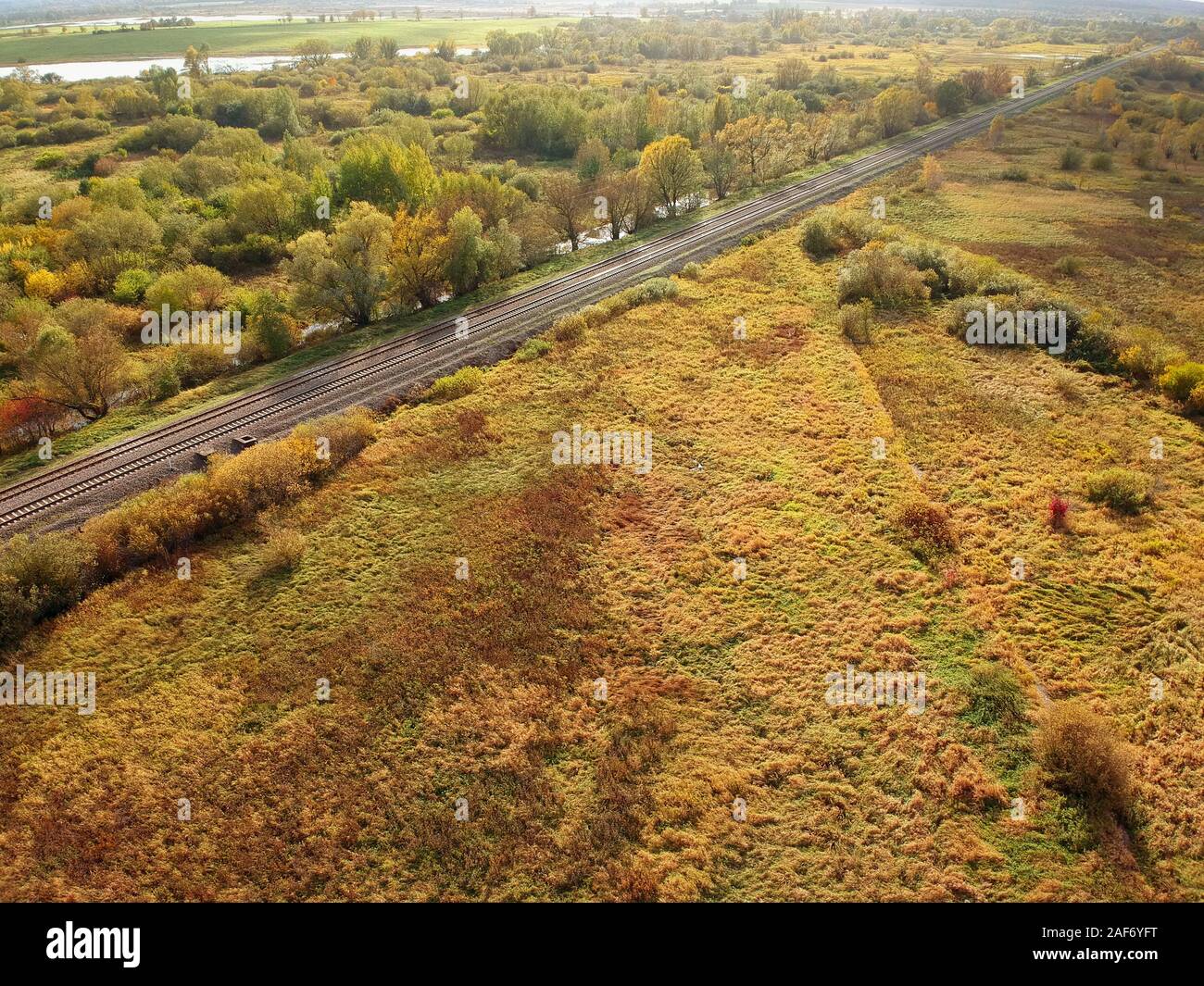 La droite à travers le paysage d'automne, photo de drones Banque D'Images