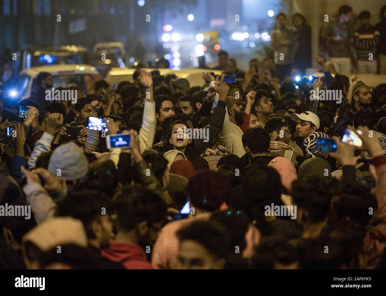 (191213) -- NEW DELHI, 13 décembre 2019 (Xinhua) -- les manifestants crier des slogans au cours d'une manifestation contre le projet de loi portant modification de la loi de citoyenneté (CAB) à New Delhi, Inde, le 12 décembre 2019. Le Président indien Ram Nath Kovind a signé la très controversée Loi de citoyenneté (cabine), ont déclaré vendredi. (Xinhua/Javed Dar) Banque D'Images