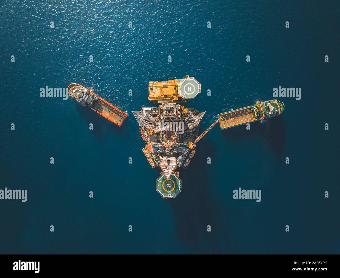 Image aérienne pendant le déplacement de l'engin dans un champ pétrolier offshore Banque D'Images