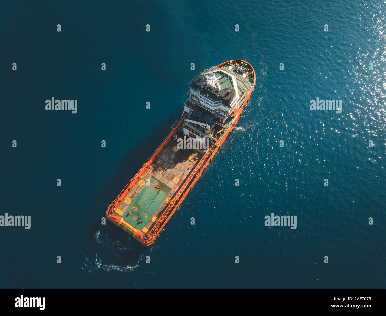 Image aérienne pendant le déplacement de l'engin dans un champ pétrolier offshore Banque D'Images