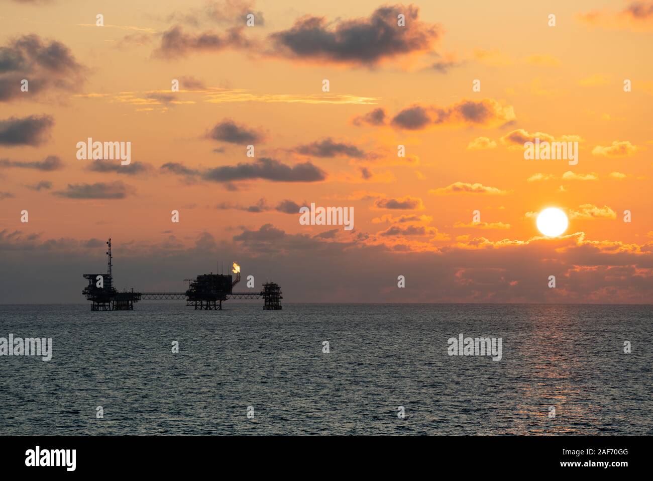 Plate-forme de production de pétrole pendant le coucher du soleil Banque D'Images