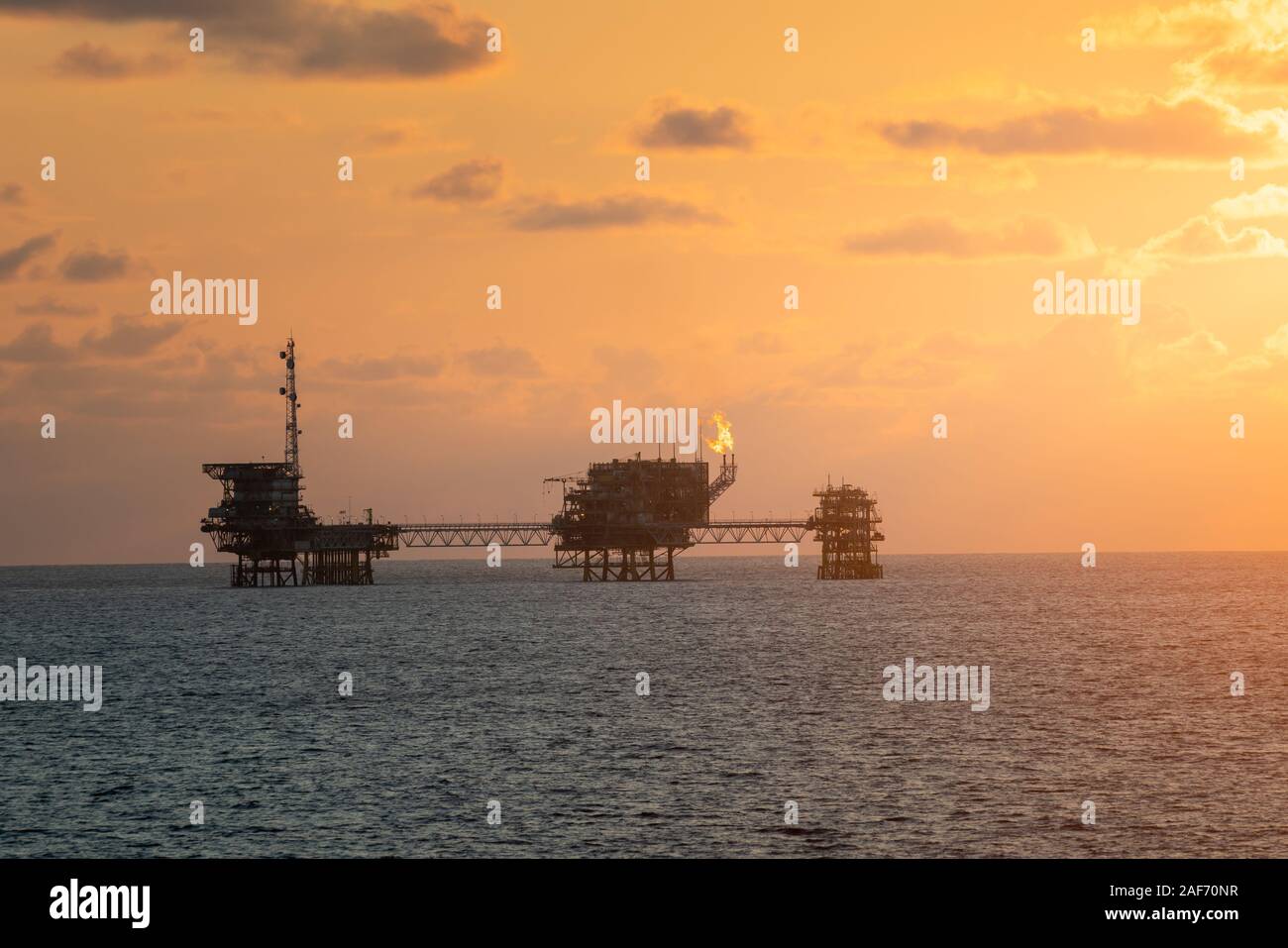 Plate-forme de production de pétrole pendant le coucher du soleil Banque D'Images