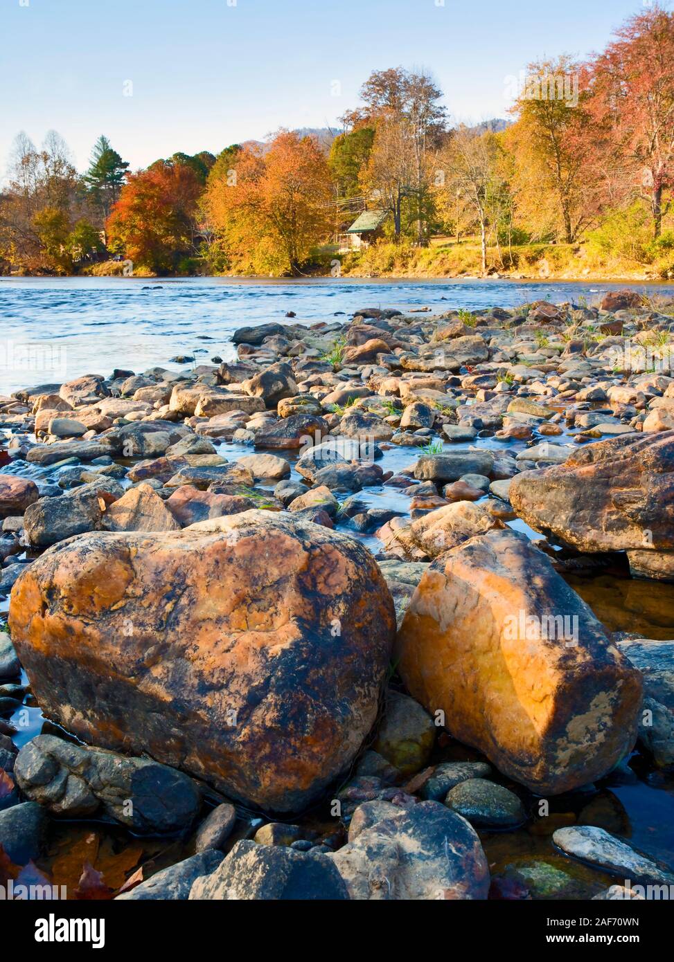 Vue d'automne de La Rivière Little Tennessee en Caroline du Nord, États-Unis. Banque D'Images