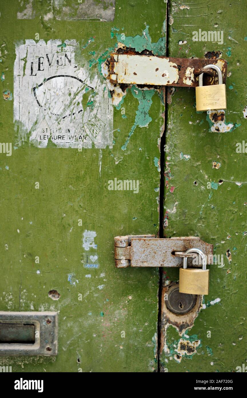 Deux cadenas et une vieille porte verte à Birgu (Vittoriosa), Malte Banque D'Images