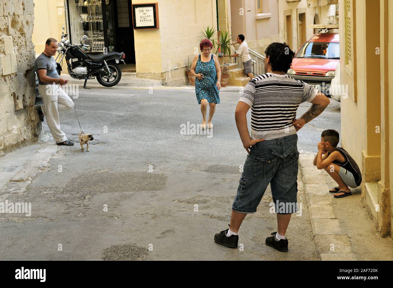 Vie quotidienne scène de rue à Birgu (Vittoriosa), Malte Banque D'Images