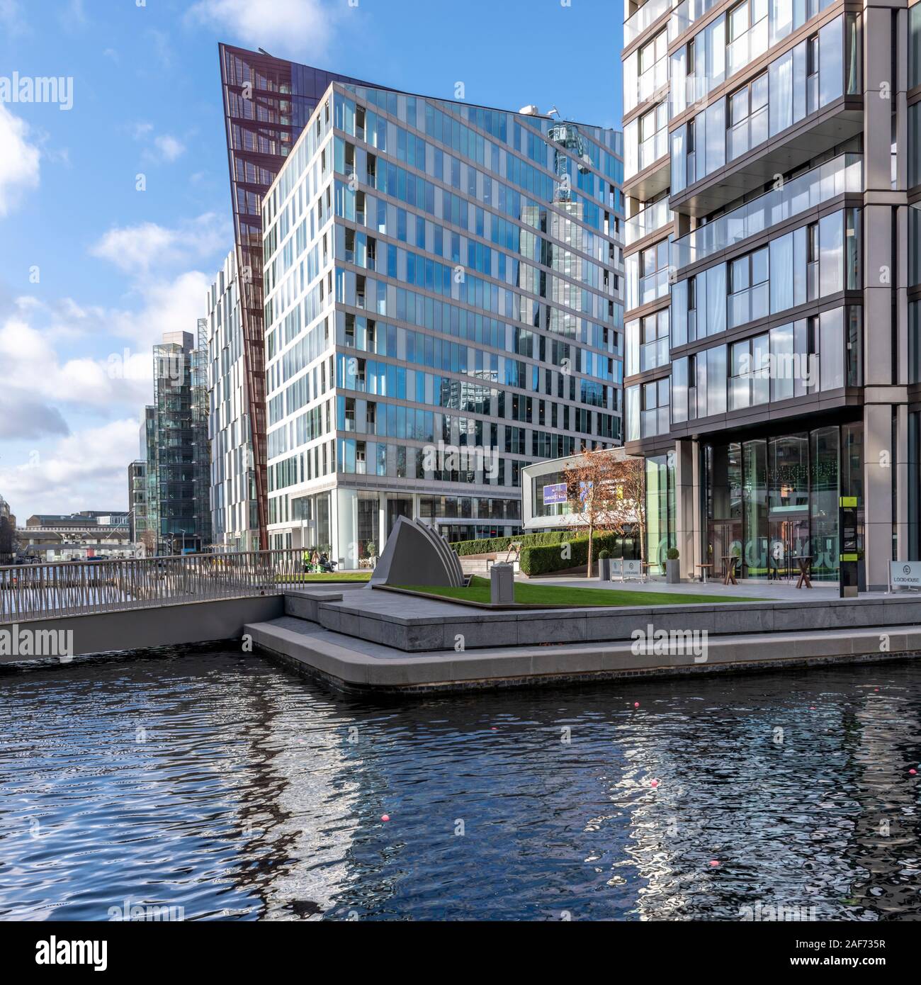 Nouvelle architecture spectaculaire au bassin de Paddington à Londres. Le bassin est un contrefort du Regent's Canal qui s'étend d'est en ouest au nord de Londres. Banque D'Images