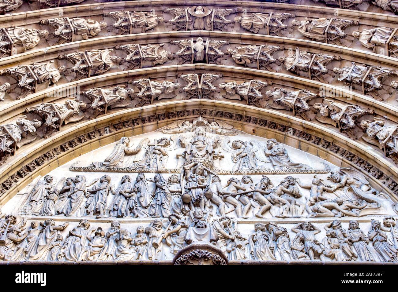 Entrée gothique avec des reliefs de la cathédrale de Notre Dame, Anvers, Flandre orientale, Belgique Banque D'Images