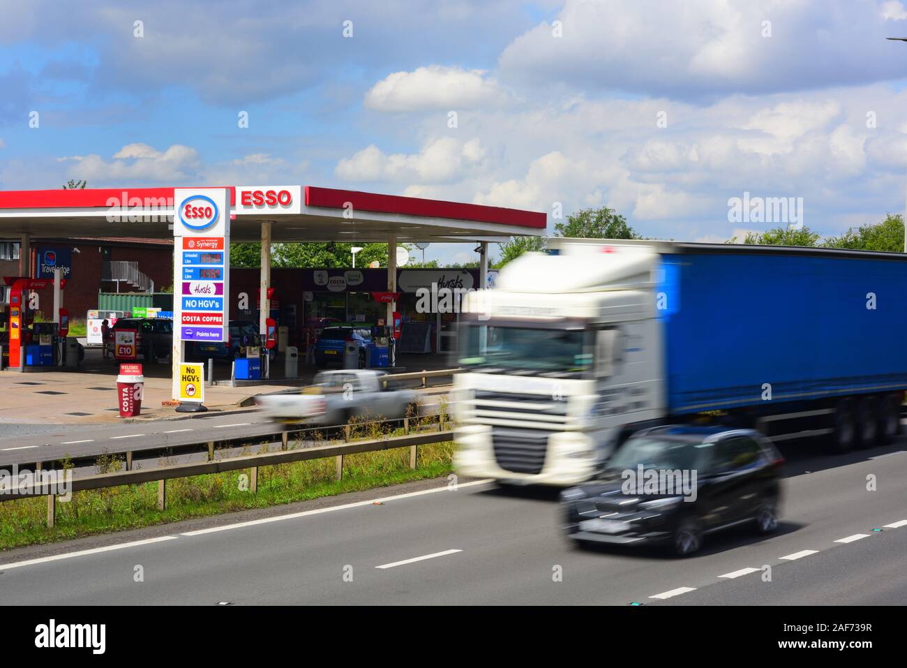 Le trafic passant par l'avant-cour garage Esso A1/M d'autoroute la plus skellow yorkshire royaume uni Banque D'Images