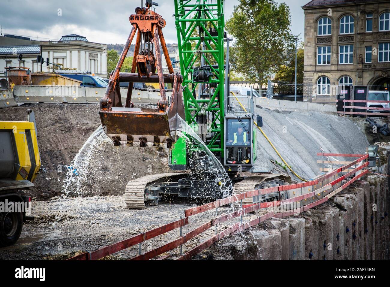 Nouveau 70t poids lourds Sennebogen 670E dragline / grue à chenille avec benne sur Stuttgart 21 site de construction, Stuttgart, Allemagne, le 6 novembre 2019. Dans le monde d'utilisation | Banque D'Images