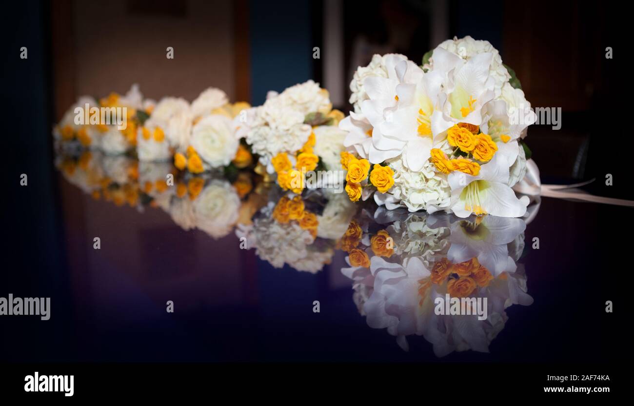 Bouquets de mariage au piano avec réflexion Banque D'Images