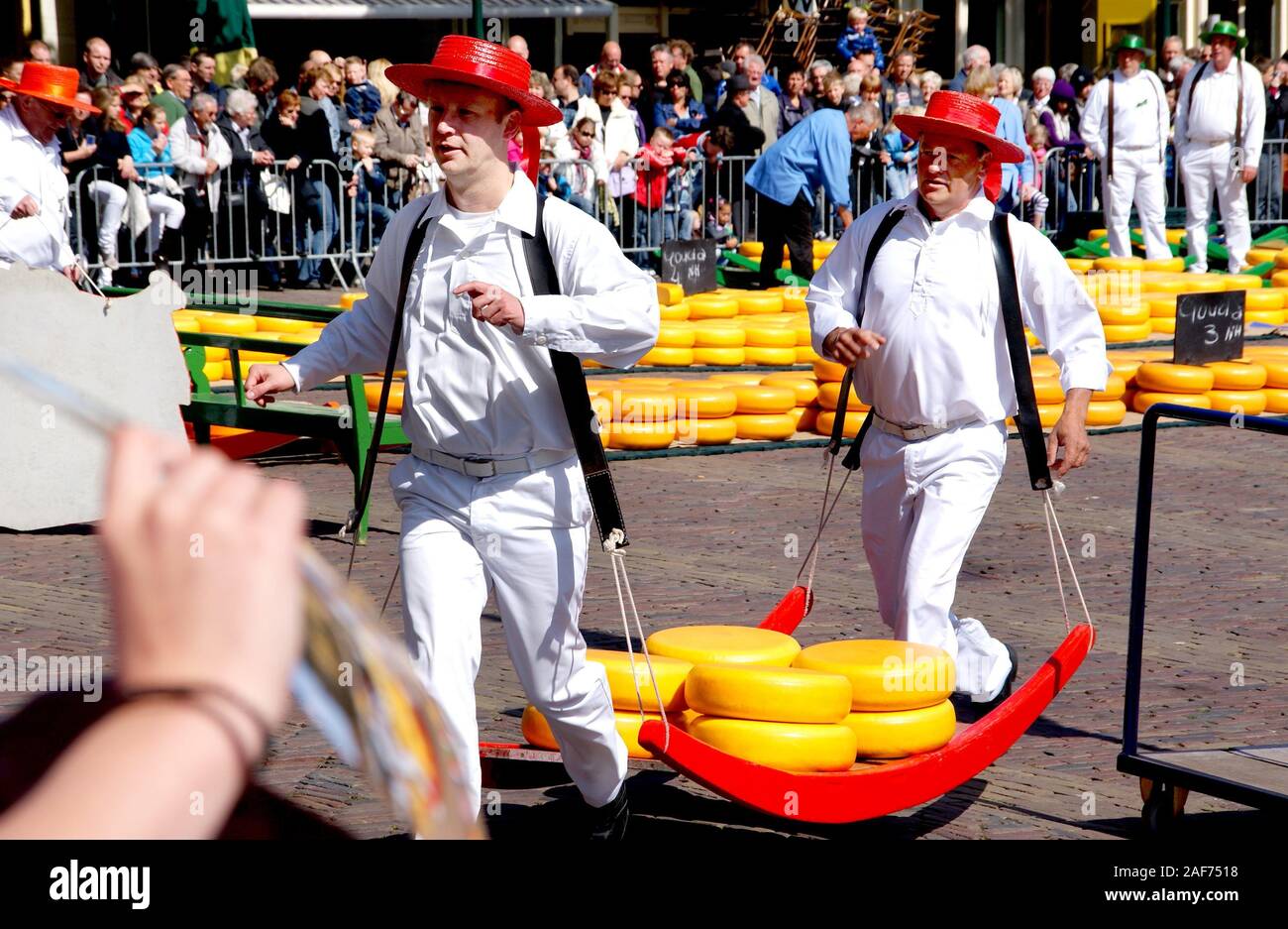 Les spectateurs et les membres de la guilde des transporteurs de fromage sur le marché au fromage à Alkmaar (Pays-Bas), 14 mai 2010. Dans le monde d'utilisation | Banque D'Images